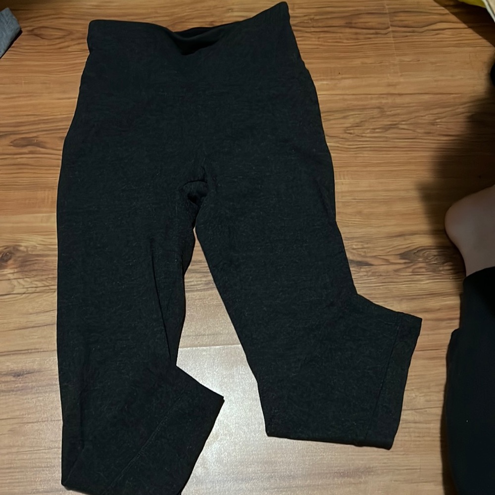 Womens a little above the ancle leggings with waist band.